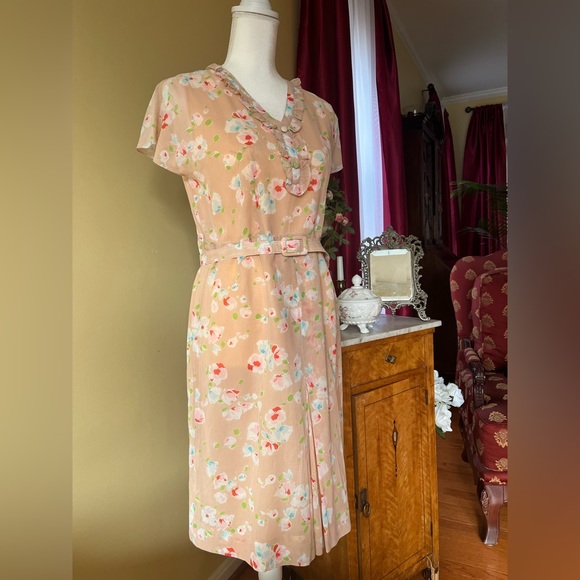 Vintage Floral Dress with Belt - Picture 2 of 9